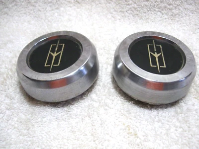 Par de tapas centrales vintage coleccionables OLDSMOBILE, Cutlas, 442, Brougham, 88, 98 Foto 1 de 4