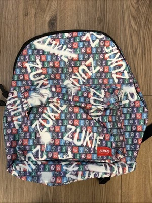 Hype Zukie Queen Lizzie Briefmarken Rucksack Backpack Schultasche Neu - Bild 1 von 4
