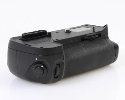 NIKON MB-D11 MULTI-POWER BATTERY GRIP PACK FOR NIKON D7000, IN ORIGINAL BOX - Image 1 of 4