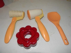 Lote Tupperware Rodillo de Masa, Rodillo Cortador Cortador de Galletas Juego de 9 Formas Cuchara - Imagen 1 de 5