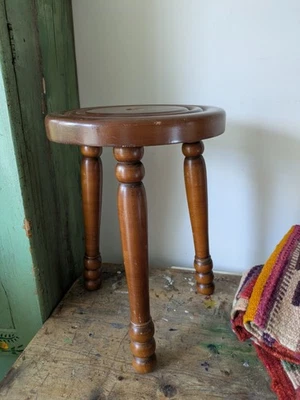 Tabouret rustique français Bullseye avec pattes de canette à visser siège trépied bois vintage - Photo 1/4