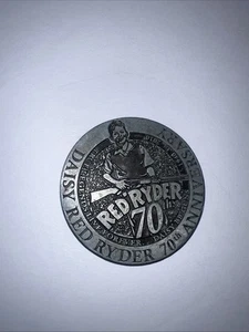 Red Ryder Medaille Daisy Mfg. Co. Messing Medaillon Sammlerstück BB Gun Münze 70th Ann. - Bild 1 von 8