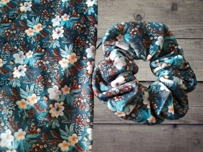 Bolso de pelo de gran tamaño azul floral stashie con cremallera de bolsillo de terciopelo grande Foto 1 de 4