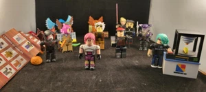 Roblox Toys Mini Figures TOYS R US Exclusive Items - Lot of 11 with Accessories - Picture 1 of 14