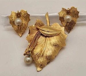 Vintage Gold Tone Leaf Brooch w/Dangle Faux Pearls & Matching Clip On Earrings - Picture 1 of 15