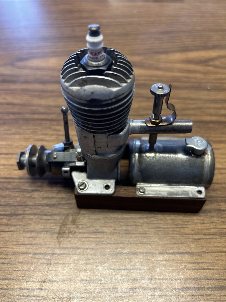 Cleveland Tom Thumb Spark Engine Model Airplane Engine M11 - Image 1 of 4