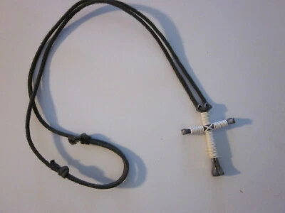 Collar Unisex Hecho a Mano Envuelto en Metal Cruz Marrón Cordón 1-1/2' x 2" Foto 1 de 3