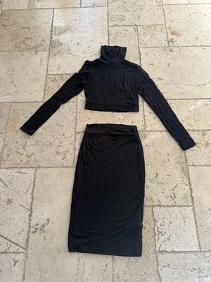 Falda negra con top de manga larga talla pequeña para mujer. Elástico Foto 1 de 3