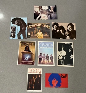 Lotto di 8 cartoline e adesivi misti VINTAGE The Doors Jim Morrison + foto - Foto 1 di 8