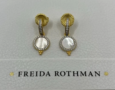 Brincos pendurados de gota de ouro e prata madrepérola Freida Rothman CZ - Imagem 1 de 4