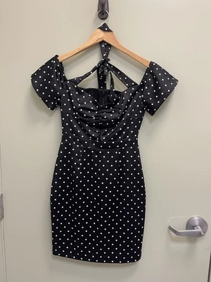 Vestido GUESS Eco Ariana Hombro Descubierto Negro Con Lunares Blancos Talla 0 Foto 1 de 4