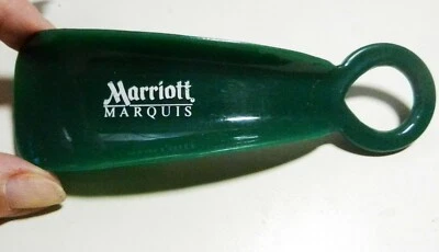 RARO-1984-85 Marriott Marquis Souvenir NYC-TIMES CUADRADO CUERNO DE ZAPATO de plástico verde Foto 1 de 4