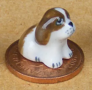 Kleine braune und weiße Keramik Welpe Hund Tumdee im Maßstab 1:12 Puppenhaus Ornament G - Bild 1 von 3