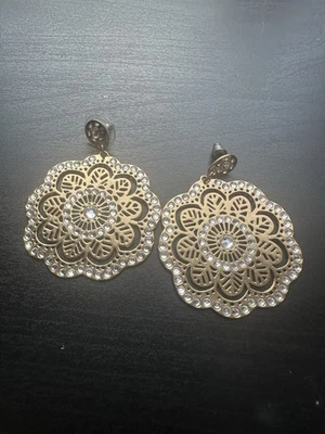 Pendientes colgantes Brighton Bella con poste de encaje Foto 1 de 4