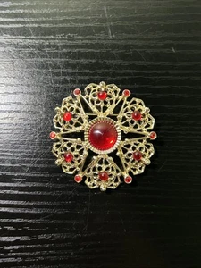 Sarah Coventry Serenade Filigree Star Red Cabochon Rhinestones Brooch Gold Tone - Picture 1 of 5