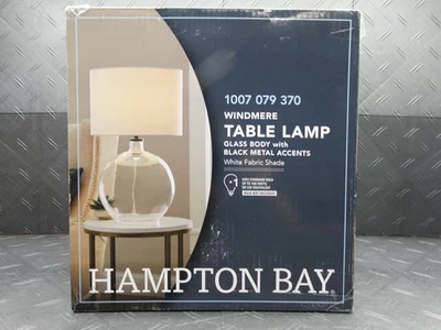 Lámpara de mesa de vidrio transparente Hampton Bay Windmere 21,5 pulgadas pantalla de tela de lino blanco Foto 1 de 4