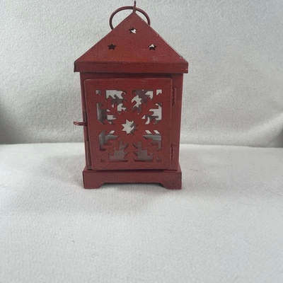 Linterna de metal rojo con vidrio, diseño de copos de nieve y puerta de cierre Foto 1 de 4