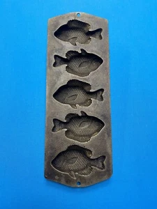Vintage Lodge Cast Iron Bluegill Perch Fish Cornbread Muffin Mold D8 - Picture 1 of 2