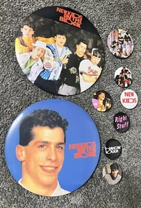 Vintage 1980er Lot von 9 neuen Kids on the Block NKOTB Pins Buttons 6” & 1,5” einige selten! - Bild 1 von 9