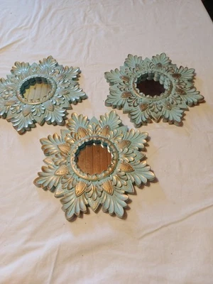 Tres espejos decorativos colgantes de pared estilo verde y dorado Sunburst de plástico. Foto 1 de 4