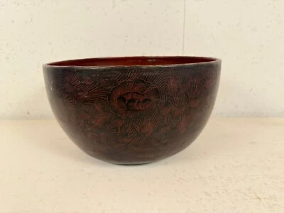 Tigela de madeira redonda grande vintage com flores pintadas e decoração de folhagem - Imagem 1 de 4