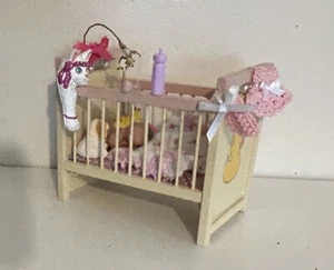 Casa de Muñecas Miniatura Cuna Bebé con Manta Perro Móvil más Escala 1:12 - Imagen 1 de 9