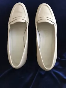 SALE! - Talbot's Women's 10-W Royce Cream Leather Sole One Inch Heels - EUC - Picture 1 of 3