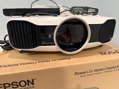 projector epson power lite 5030UB.2D/3D  with four 3D glasses,700 hrs lamp used  - Image 1 of 4