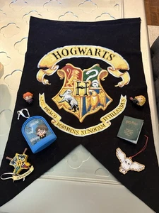 Harry Potter Lot 7 Teile, Banner 31x19", 2 Figuren, 2 Ornen, 1 kleines Buch, G 31 - Bild 1 von 12
