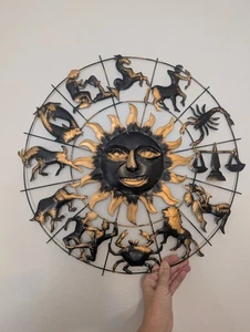 Targa da parete rotonda in metallo zodiaco sole 18,5" astrologia da appendere vintage compleanno - Foto 1 di 11