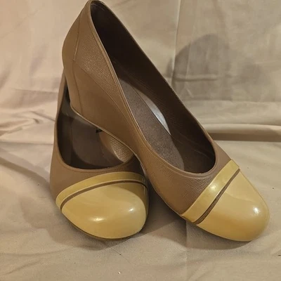 Zapatos de salón Crocs para mujer marrón de goma con tacón de cuña color topo puntera sin cordones talla 6W Foto 1 de 4