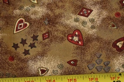 Por 1/2 yarda, corazones rojos y estrellas marrones en edredón de algodón marrón, David/inglés, P1972 Foto 1 de 4