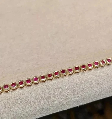 Brazalete de tenis con bisel de rubí rojo creado en laboratorio de corte redondo de 6 quilates enchapado en oro amarillo de 14 quilates Foto 1 de 4