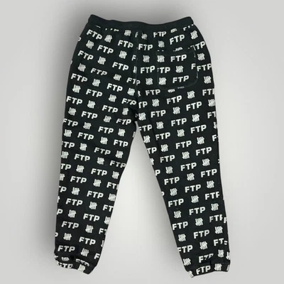 Pantalones deportivos grandes con estampado integral UNDFTD x FTP - Invictos de algodón negro Foto 1 de 4
