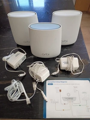 NETGEAR Orbi RBR20 Router w/ 2 RBS20 Satellite Units Whole Home AC2200 6,000 SF - Image 1 of 4