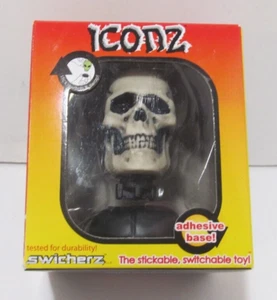 Swicherz 2005 ICONZ Human TOTENKOPF klebbares schaltbares Spielzeug - Bild 1 von 5