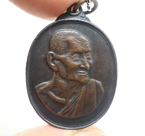 LP TAE KONGTHONG BENDICIÓN 1975 MAGIA TAILANDESA FUERTE PROTECCIÓN AMULETO COLGANTE MILAGRO - Imagen 1 de 10