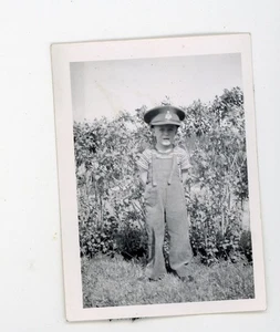 Junge trägt Papas Militärmütze - Vintage Schnappschuss Fundfoto. - Bild 1 von 3