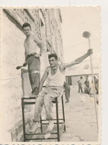 ANSEHEN! SCHWULES ORIGINAL VINTAGE FOTO HÜBSCHE JUNGEN MÄNNER BEULE 50er ZÄRTLICH ANSEHEN! - Bild 1 von 2