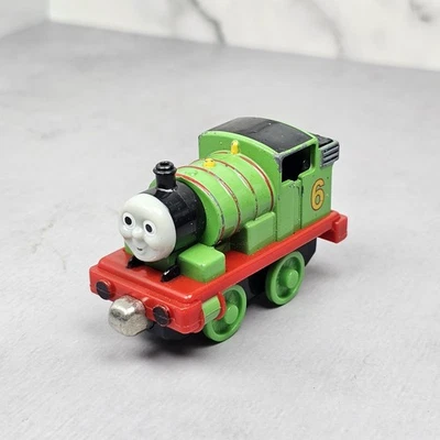 Thomas & Friends Take Along Take N Play PERCY #6 2002 DIECAST trem magnético - Imagem 1 de 4