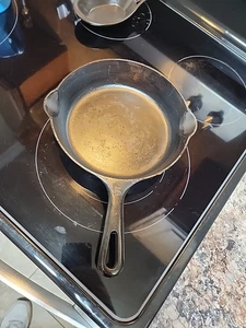 Padella Griswold NO 5 ghisa padella 724 piccolo logo Erie PA FONDO PIATTO - Foto 1 di 4