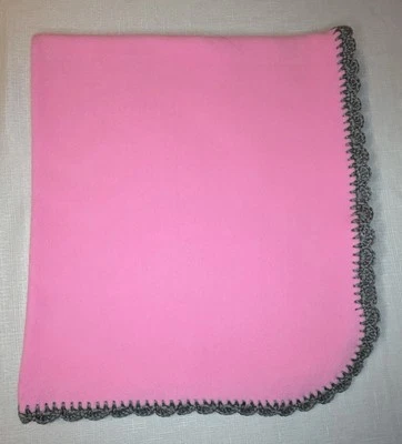 Nueva manta polar para bebé niña con ribete de ganchillo - polar rosa liso con ribete gris Foto 1 de 4