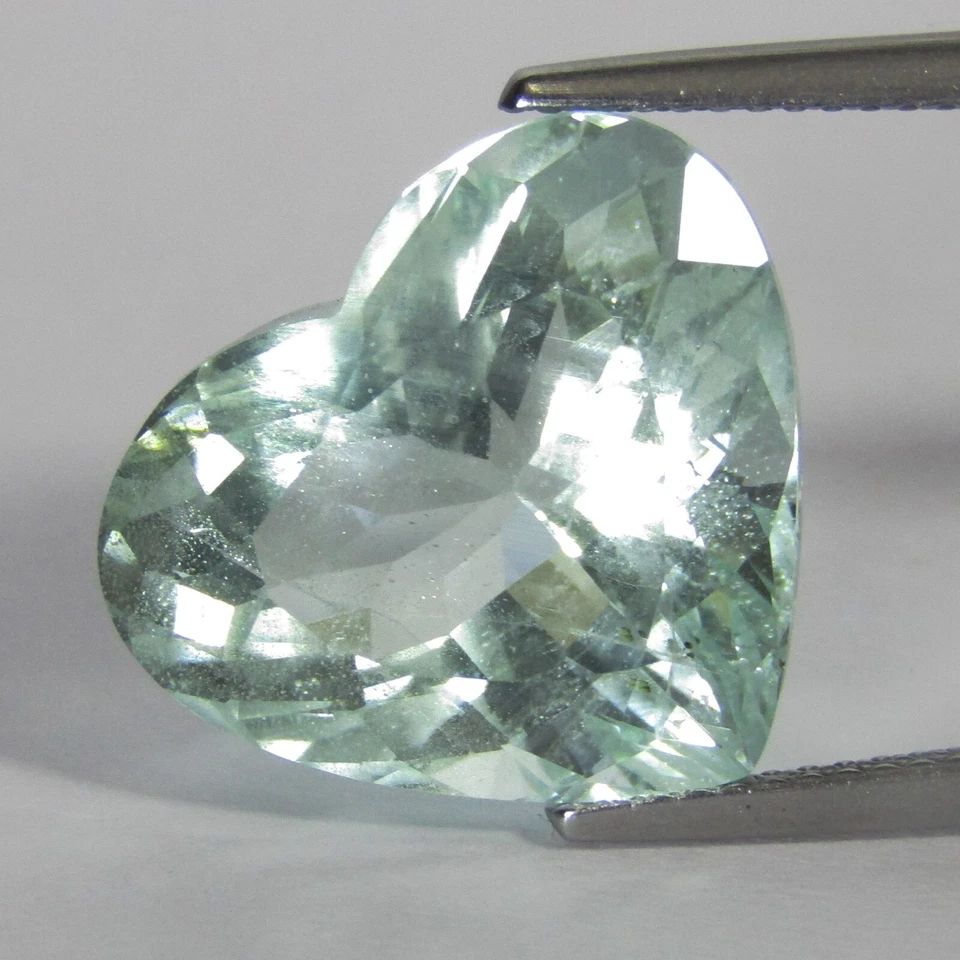 Уникальный натуральный зеленый бразильский драгоценный камень берилл 13,13 карата 15,2x17,4x10 мм в форме сердца - Изображение 1 из 4