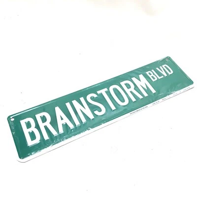 Letrero de calle de metal para dormitorio universitario Brainstorm Way Foto 1 de 4