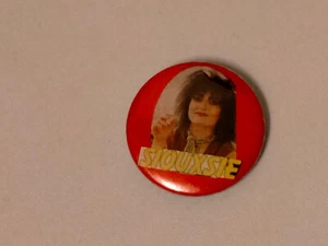 Siouxsie and the Banshees Sioux artist music vintage SMALL BUTTON 2 - Imagen 1 de 2