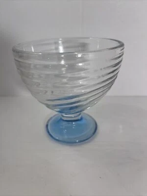Cuenco de helado de vidrio acanalado azul claro vintage con base con patas Foto 1 de 4