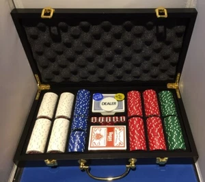 VEGAS CLASSICS ~ Poker Chip Set ~ 300 12g Clay Chips ~ 5 Die, 2 Card Decks, Case - Picture 1 of 8