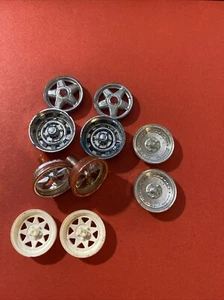 Juegos parciales de ruedas y llantas de coche modelo 1:25 de plástico chatarra vintage 13 - Imagen 1 de 2