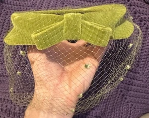 Vintage 1940er Ära Fascinator grün Derby Ring Hut Samt mit Schleifen & Netz Union Made - Bild 1 von 4