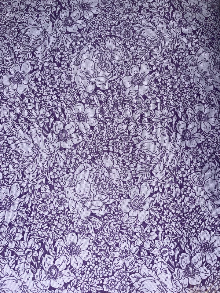 Essentials flores moradas de Moda telas 8657 20~Por yarda Foto 1 de 1